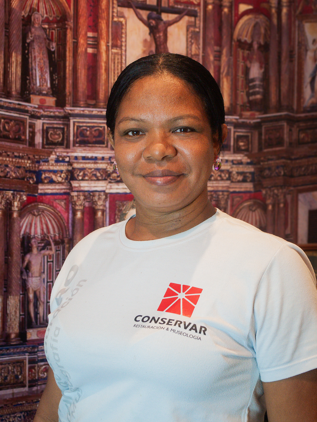Mujer con camiseta blanca con el logo 