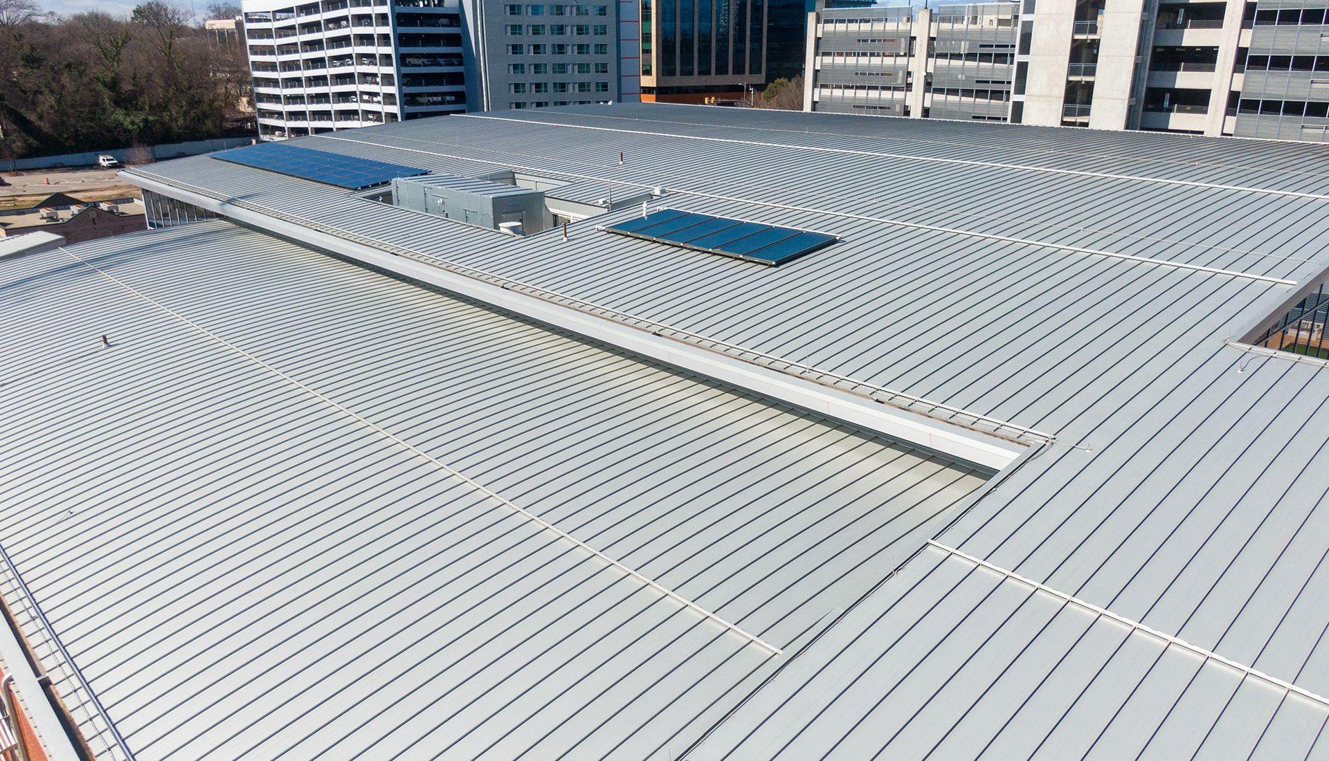 An aerial view of a large building 's roof