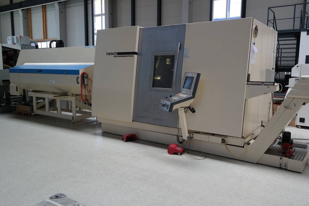 Moderno macchinario per la lavorazione dei metalli