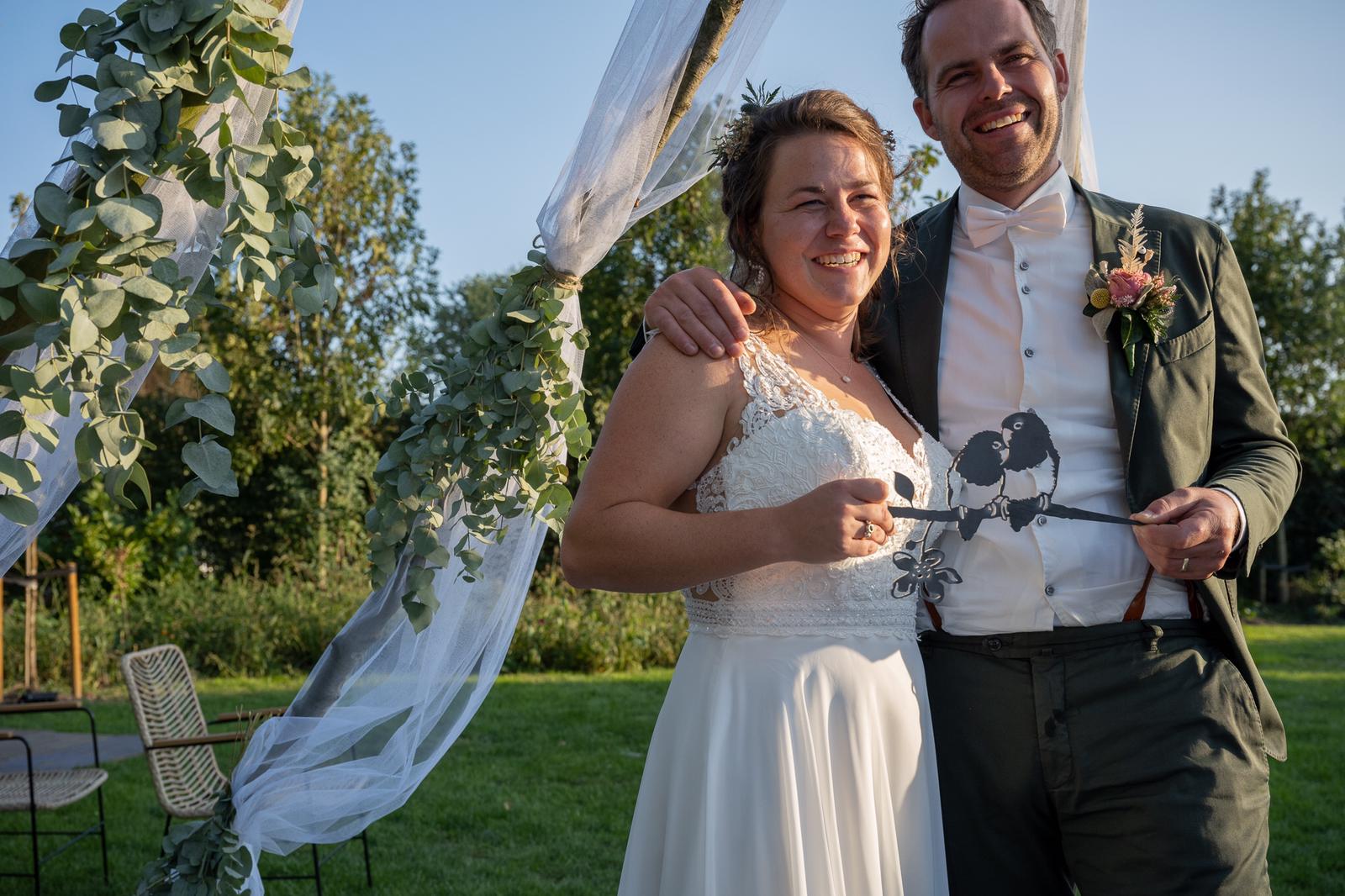 Een bruid en bruidegom poseren voor een foto op hun bruiloft.