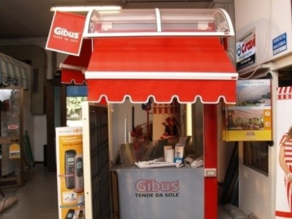 tende da sole per balconi a Verona su negozi