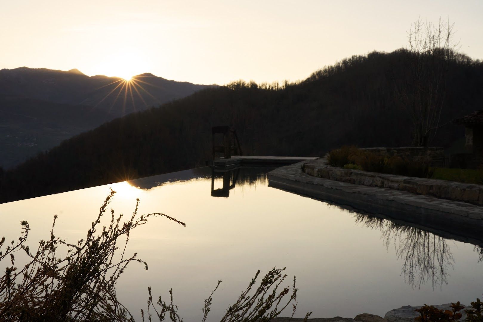Vista panorámica del atardecer desde la piscina infinita de Solo Palacio. 