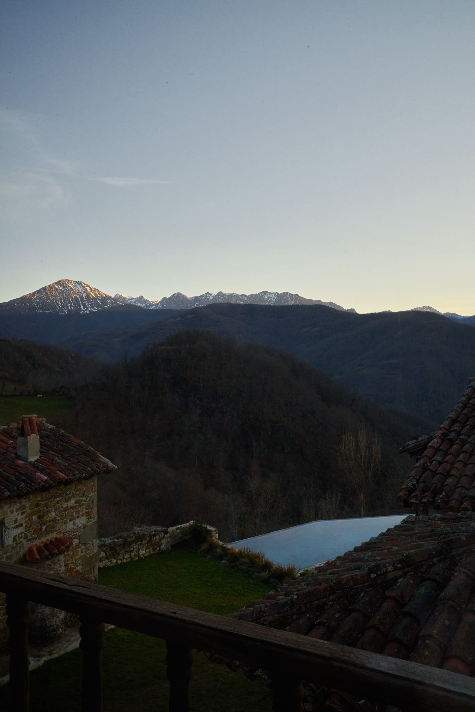 Vistas de la Cordillera Cantábrica desde el ventanal del apartamento 8. Categoría Unique. Una de nuestras mejores suites.