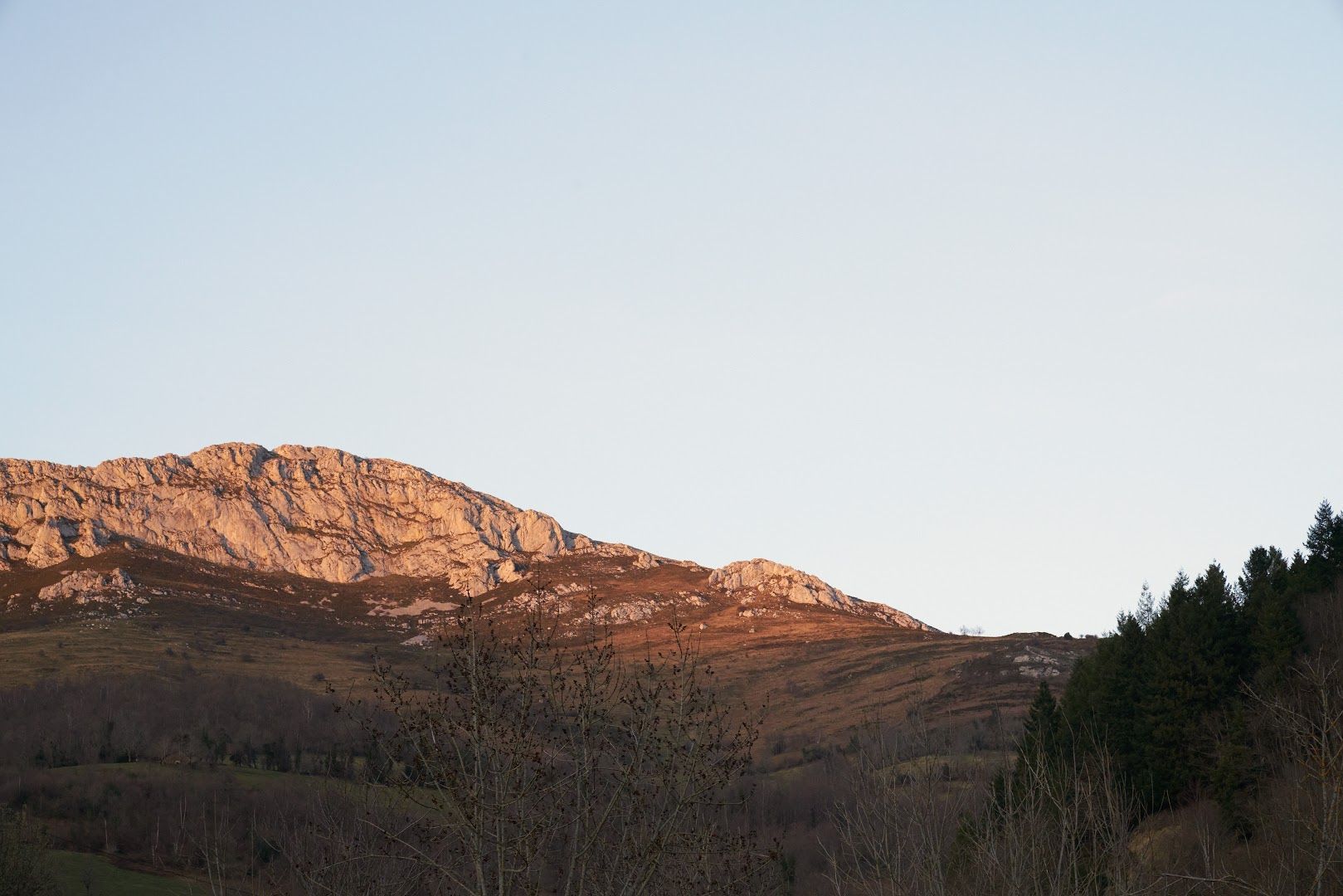 Montañas de Llanuces al atardecer.