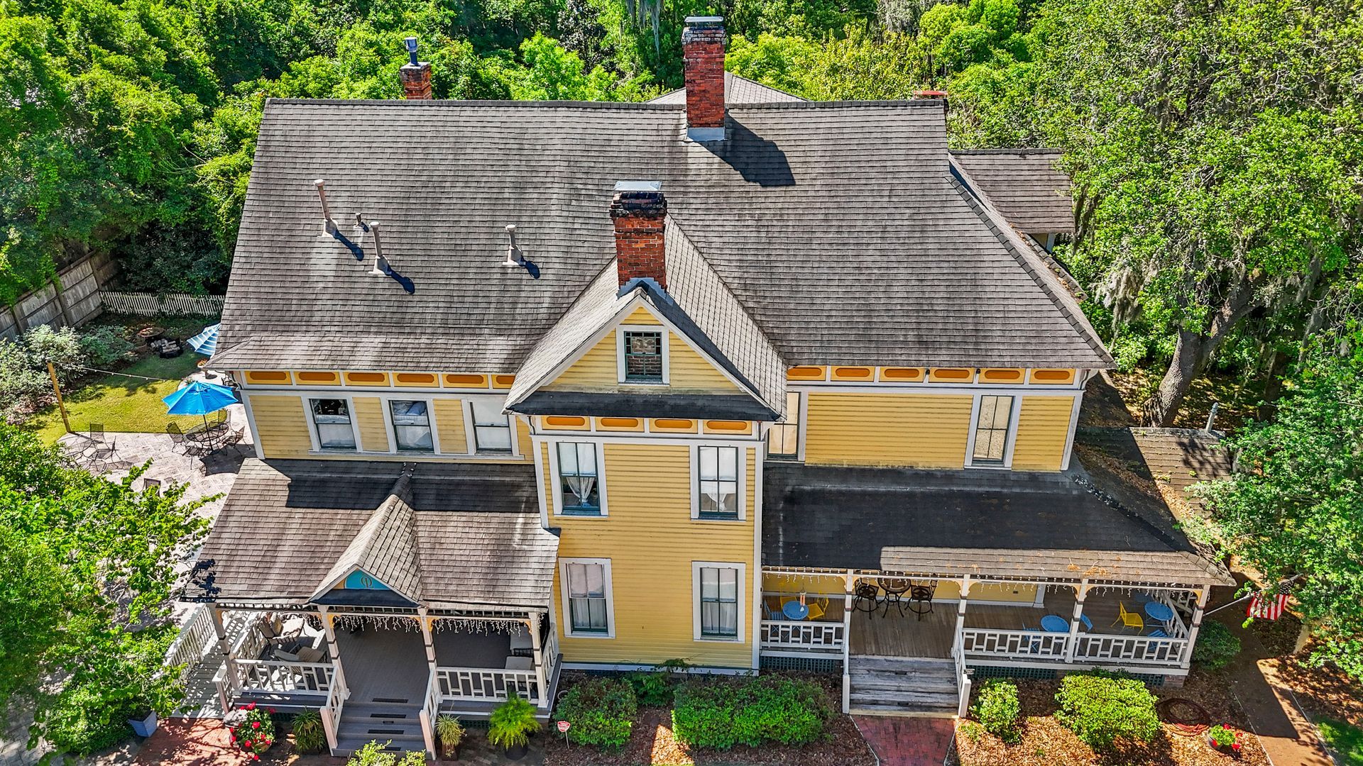 Laurel Oak inn Drone shot from above looking down
