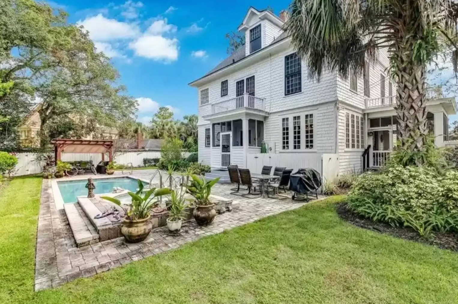 Comfortable Gainesville accommodations by StayGainesville with parking included and space for families, alumni, and contractors.