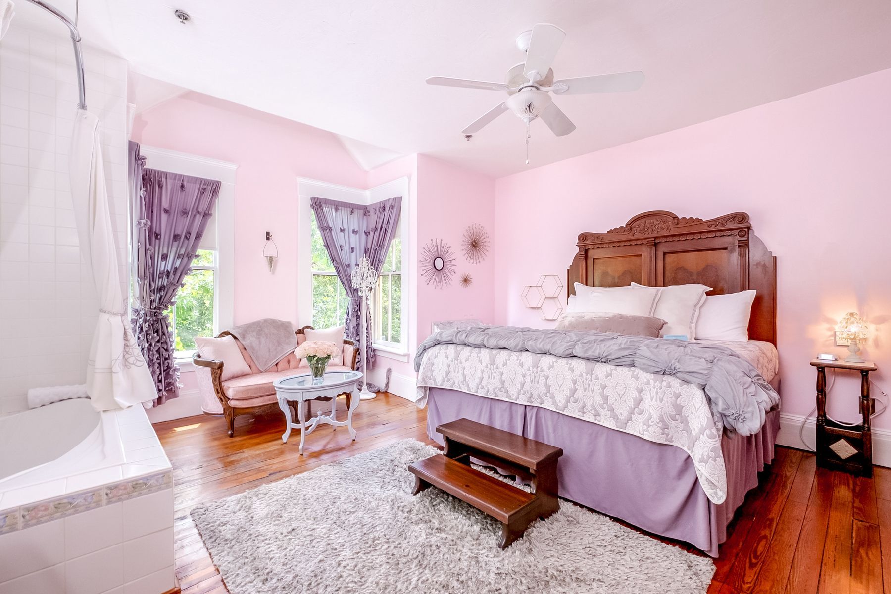 The beautiful Natchez Suite with a whirlpool tub at The Laurel Oak Inn: Gainesville's best hotel