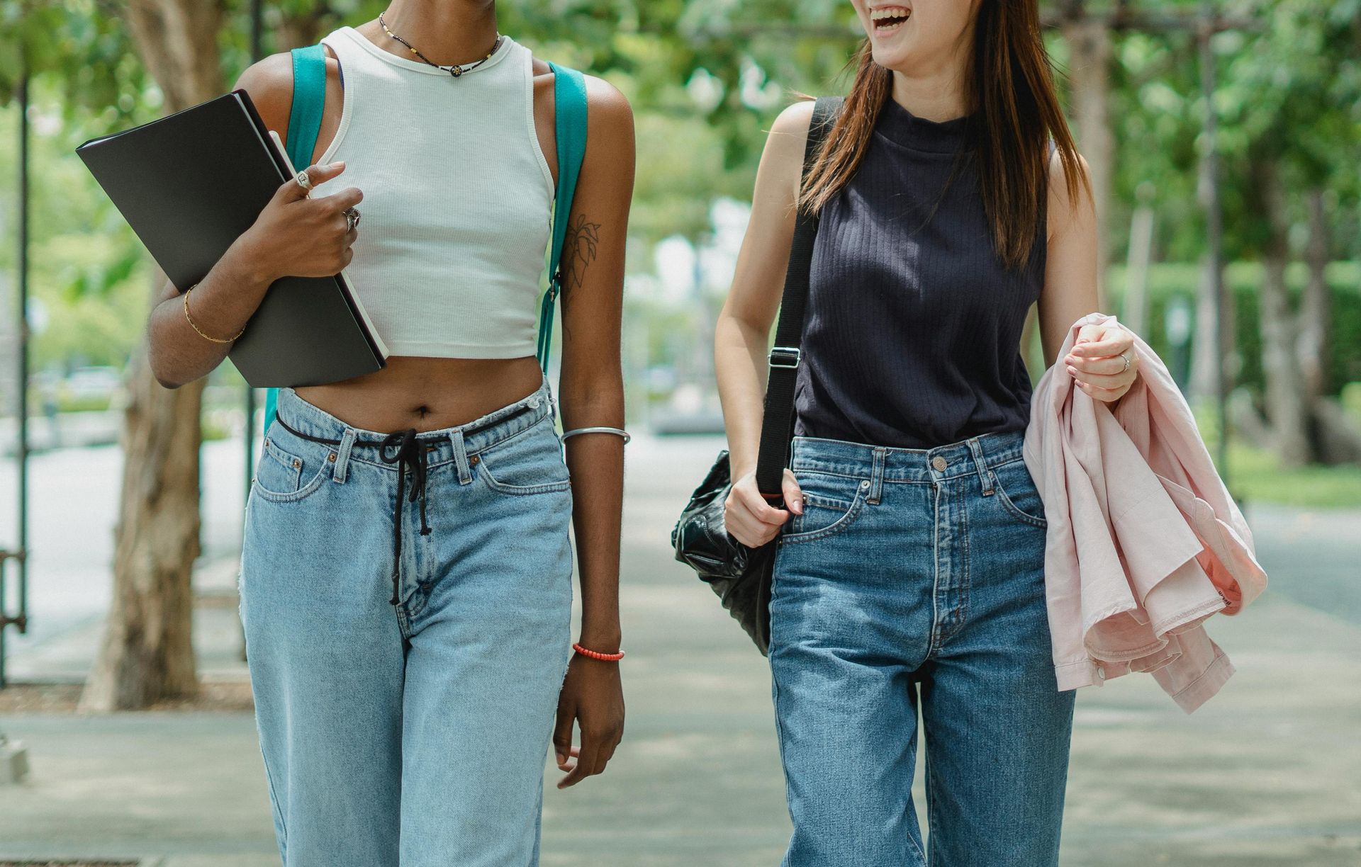 2 UF students walking around UF Campus during Preview