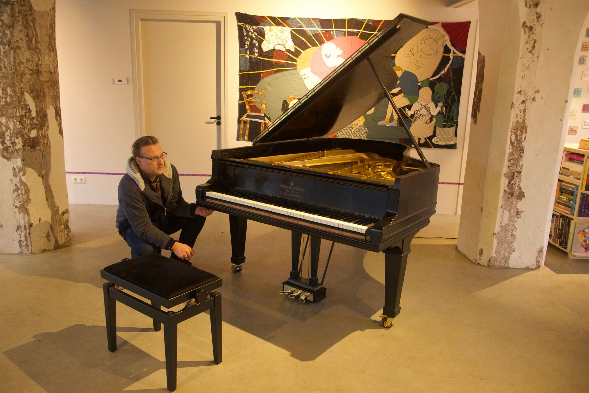 Bas Otto achter een door hemzelf gerestaureerde vleugel