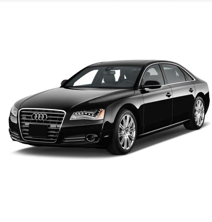 Audi A8 berlina nera parcheggiata su sfondo bianco. Cerchi cromati, griglia anteriore visibile.