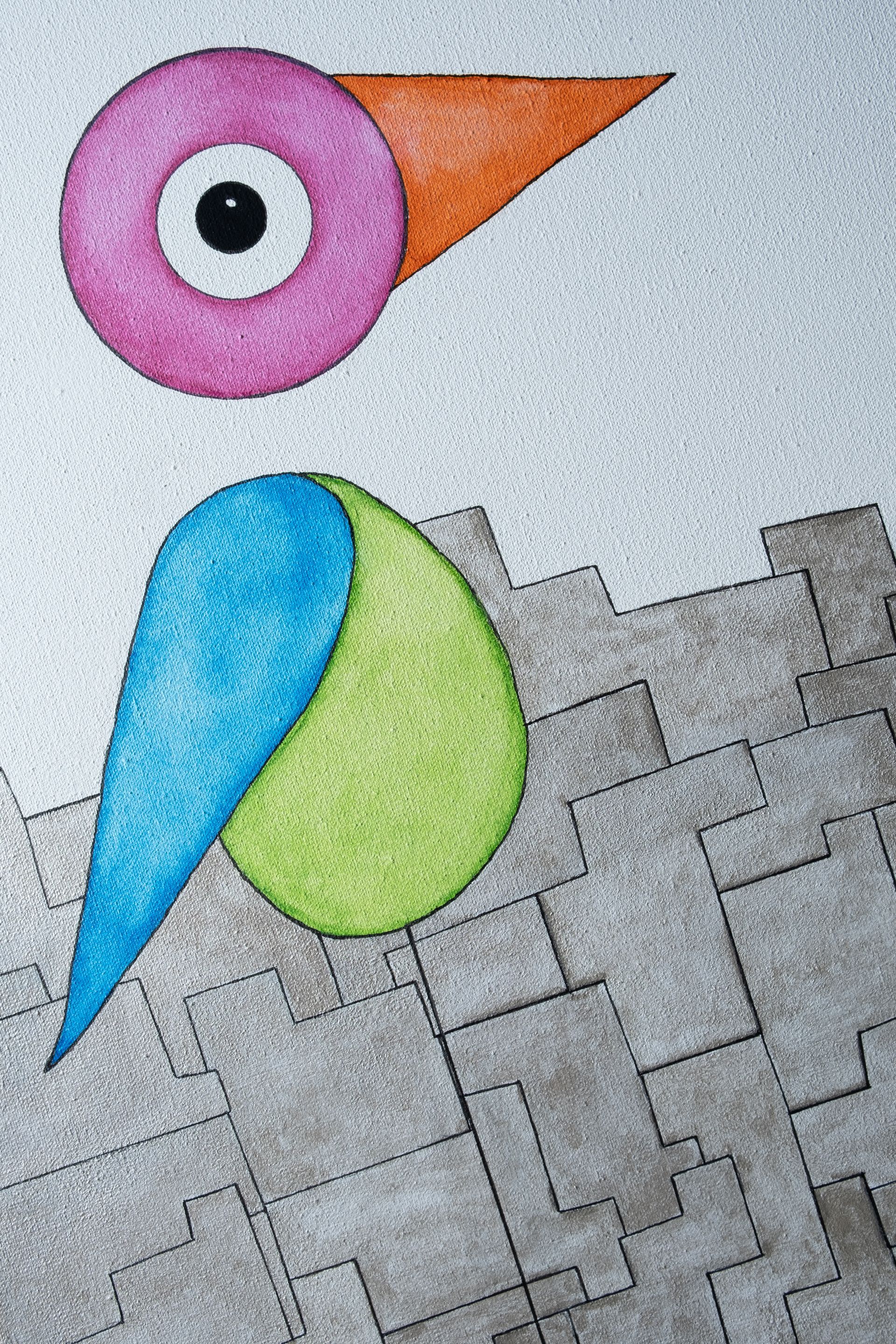 Stukje van schilderij Bird in the City, je ziet de vogel met zwarte lijnen, blauw, groen, roze en oranje. De vogel heeft een groot oog. Op de achtergrond de stad.