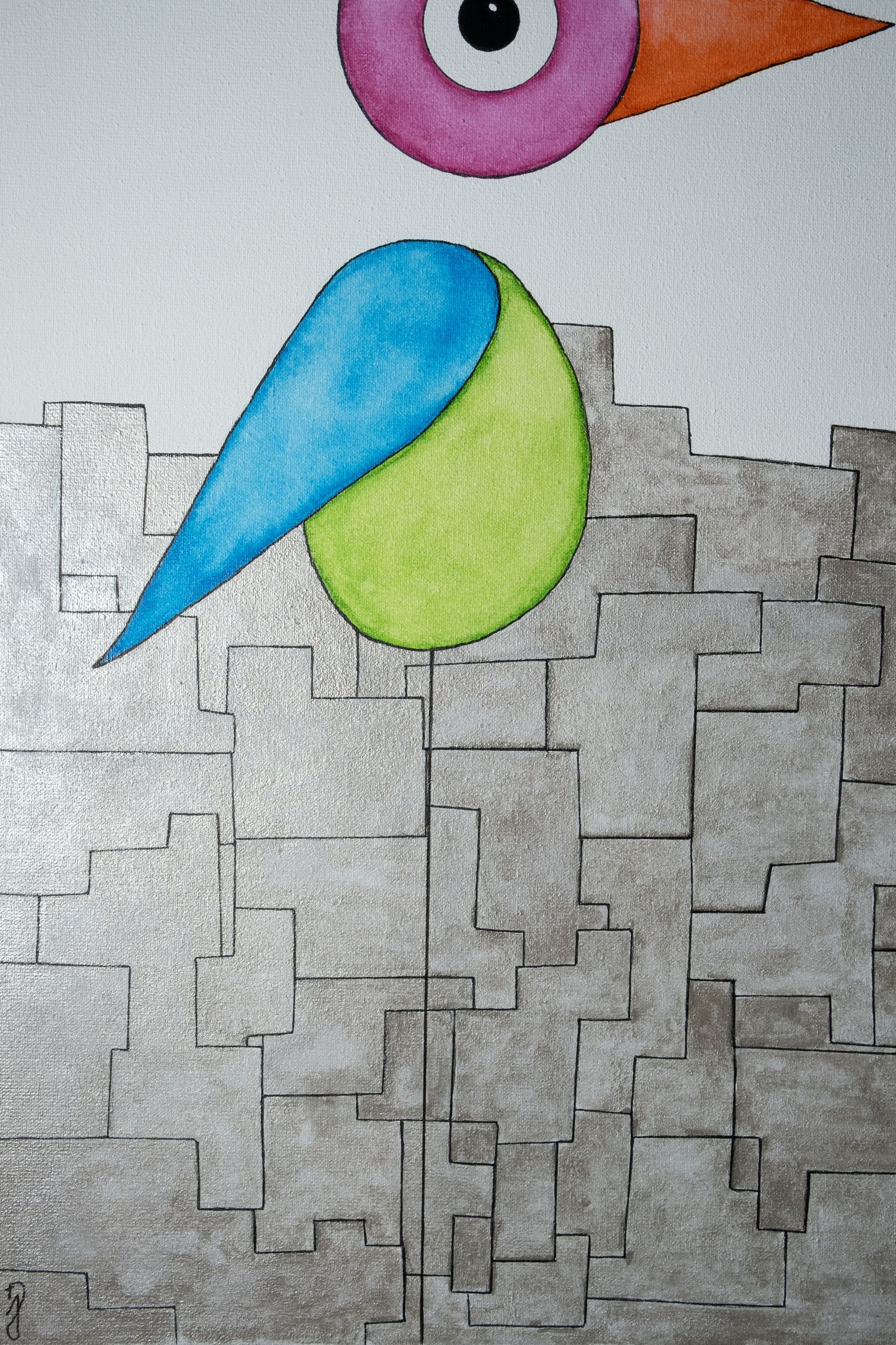 Stukje van schilderij Bird in the City, je ziet de vogel met zwarte lijnen, blauw, groen, roze en oranje. Op de achtergrond de stad, met hoekige, zilveren vormen.