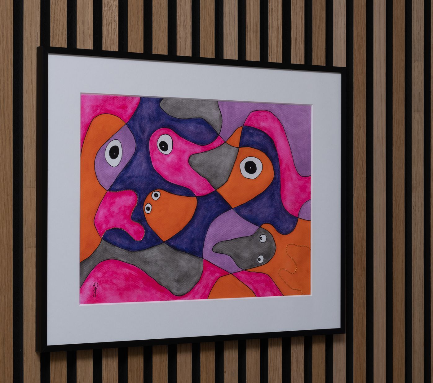 schilderij Look, je ziet vormen en ogen. de lijnen zijn gebogen. De kleuren zijn roze, paars, lila, zilver en oranje. Er is goud borduurdraad.