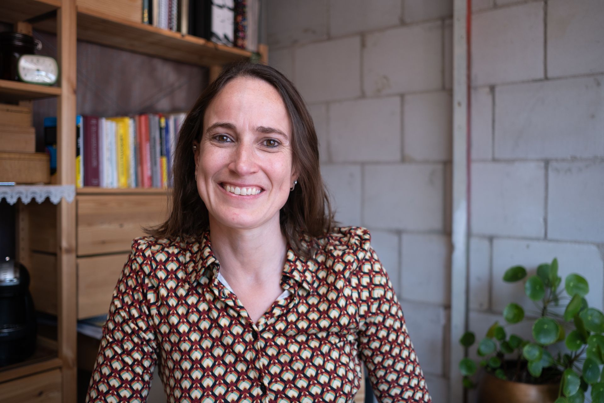 Miss Jumprope, Ineke. Capelli castani lunghi fino alle spalle e occhi marroni.