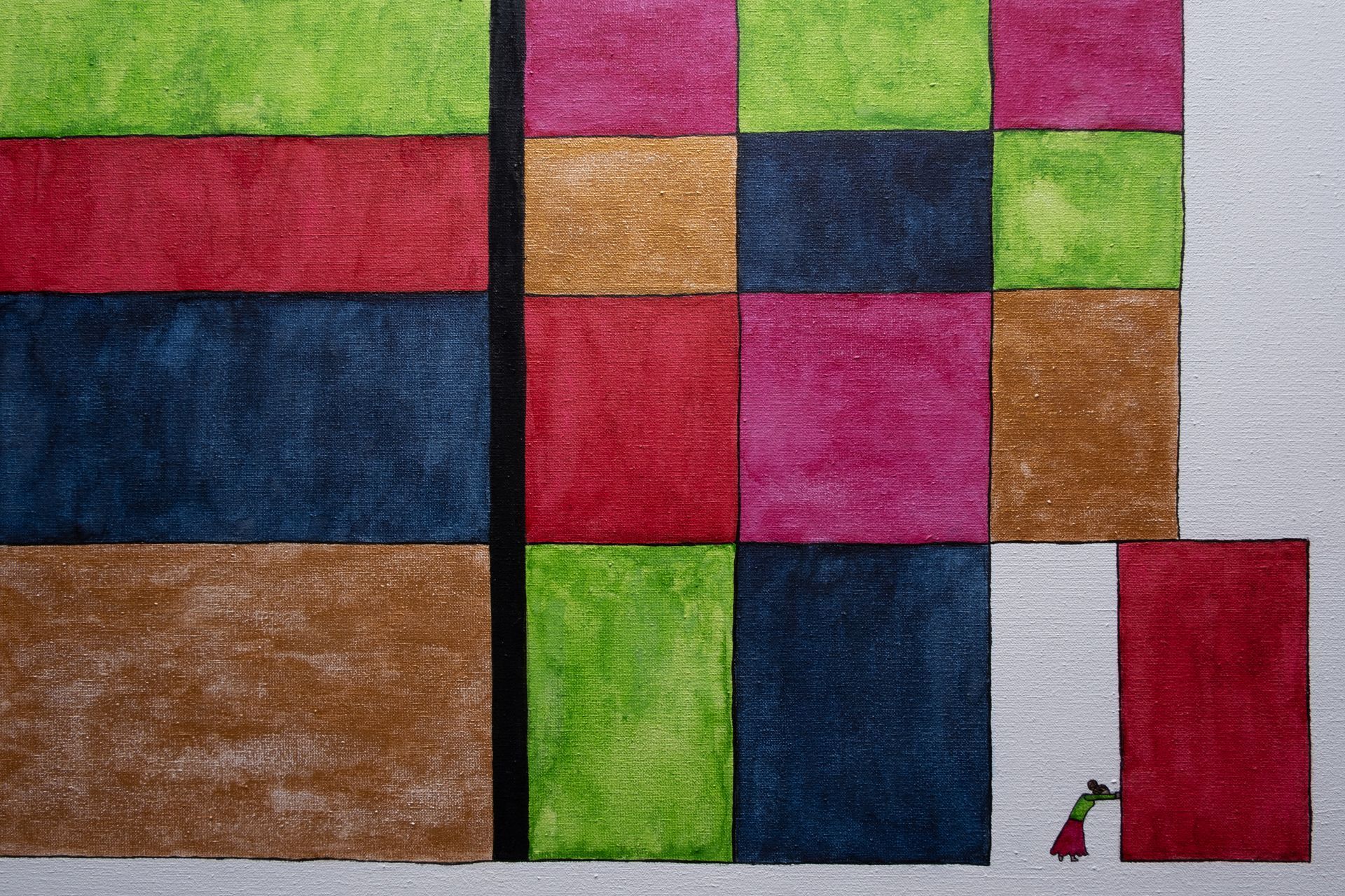 Je ziet een stukje van schilderij Escape. Je ziet vlakken in verschillende maten, de vlakken zijn zwart omlijnd. Je ziet een mevrouw een blok uit de structuur duwen.