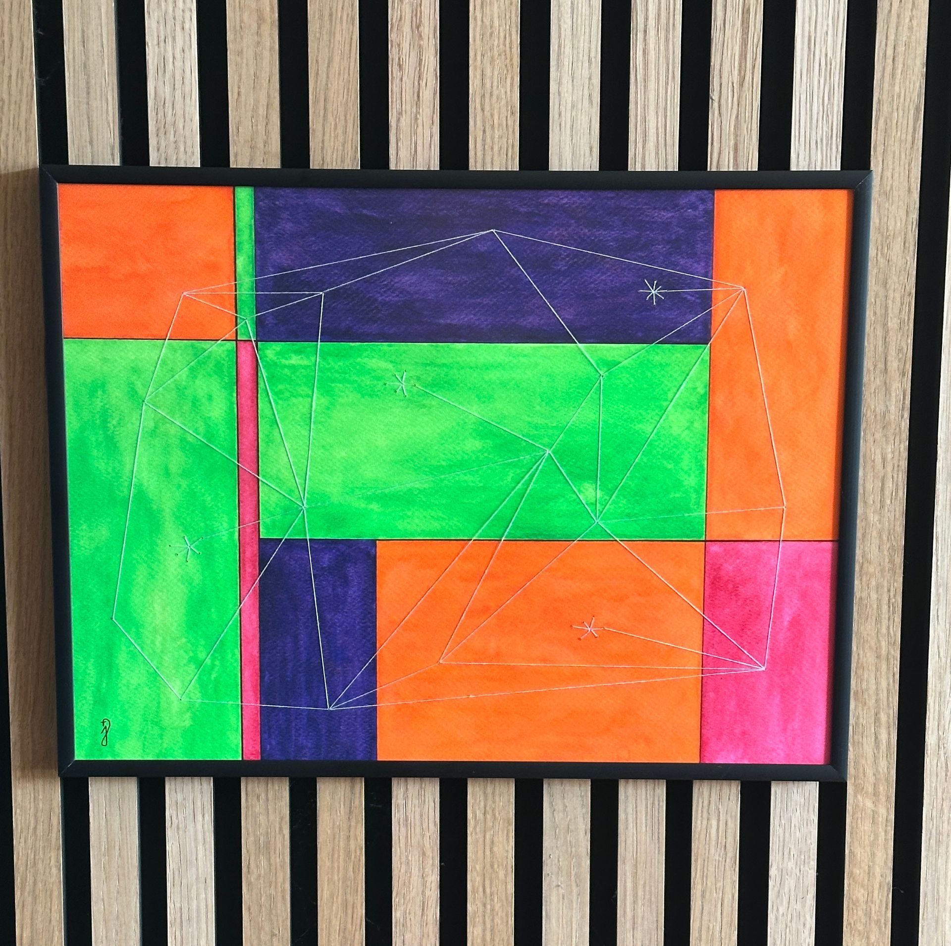 Het schilderij Signals in lijst op lattenmuur. Signalen verbinden om de juiste diagnose te kunnen stellen. Je ziet vlakken, in verschillende maten in de kleuren paars, roze, groen en oranje. De signalen en de verbinden zijn met wit draad aangegeven.