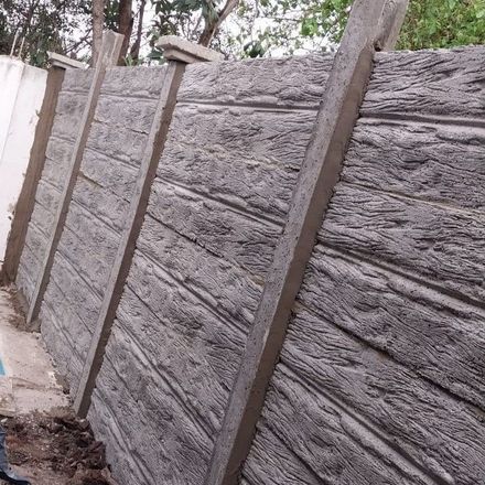 Se está construyendo una valla de hormigón que parece madera.
