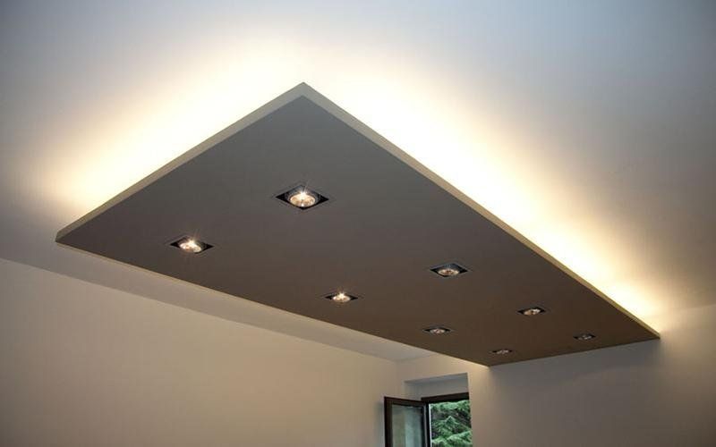 Faretti sulla parete soprastante