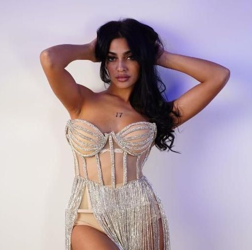 Una donna con un abito senza spalline con il numero 17 sul petto