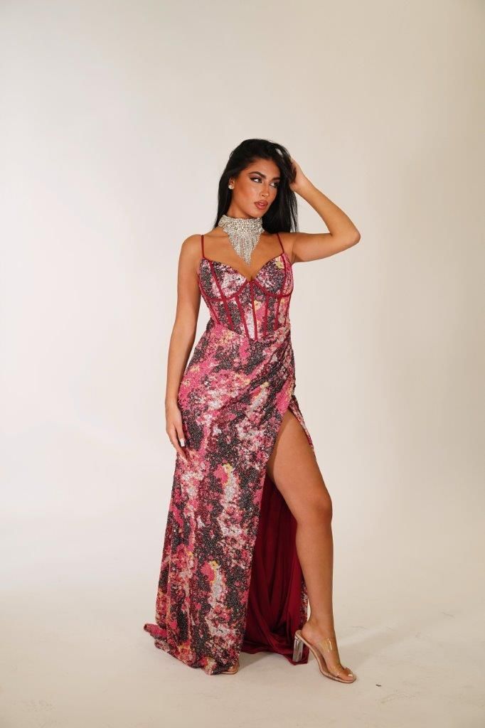 Una donna indossa un abito lungo con uno spacco profondo e una collana.