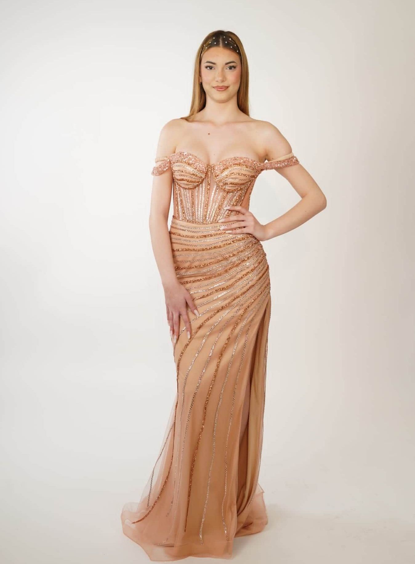 Una donna con un vestito rosa e una collana al collo