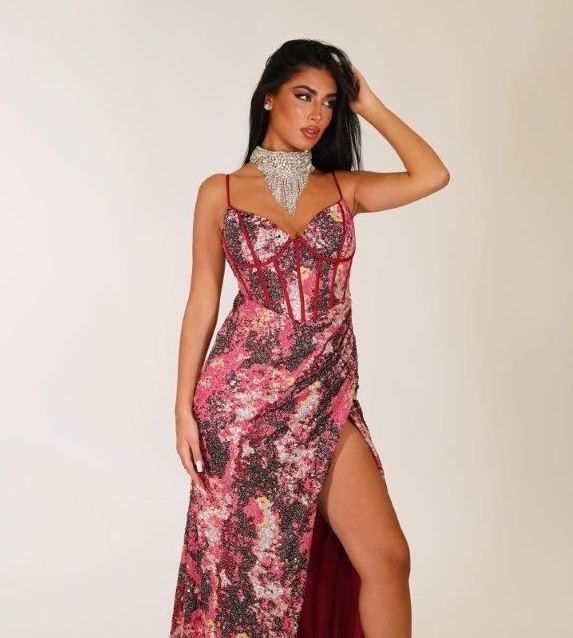 Una donna con un lungo abito rosso con uno spacco alto