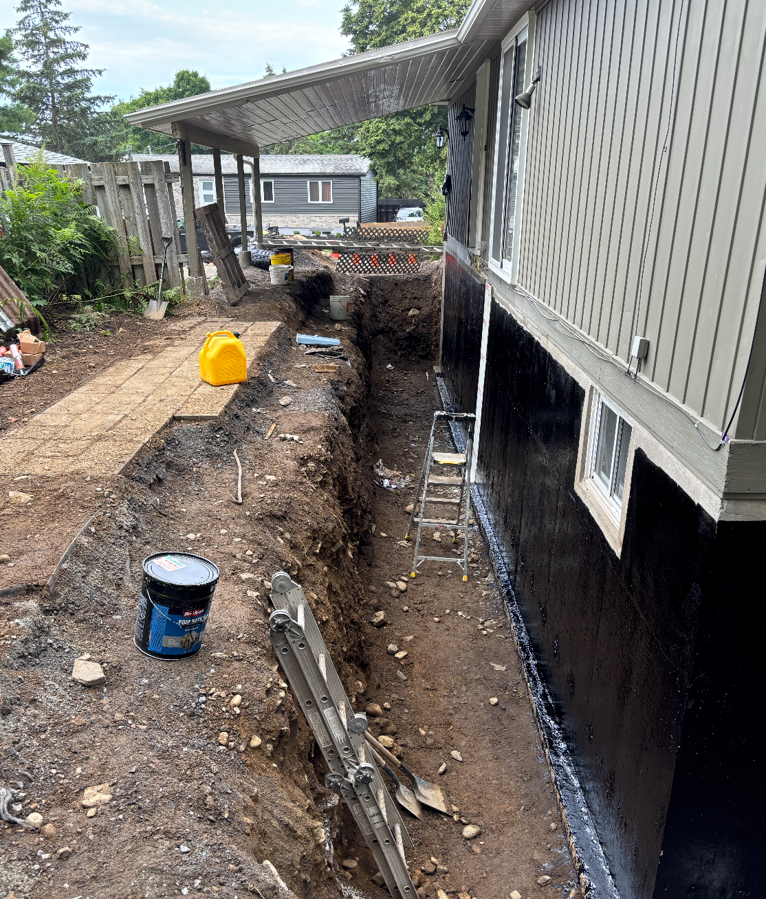 Une maison avec un trou dans le sol devant elle.