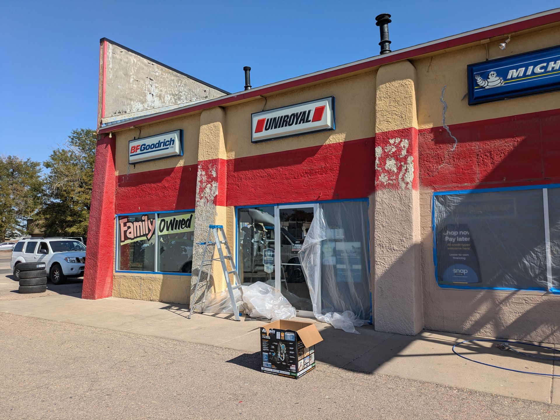 A building with a sign that says hankook on it