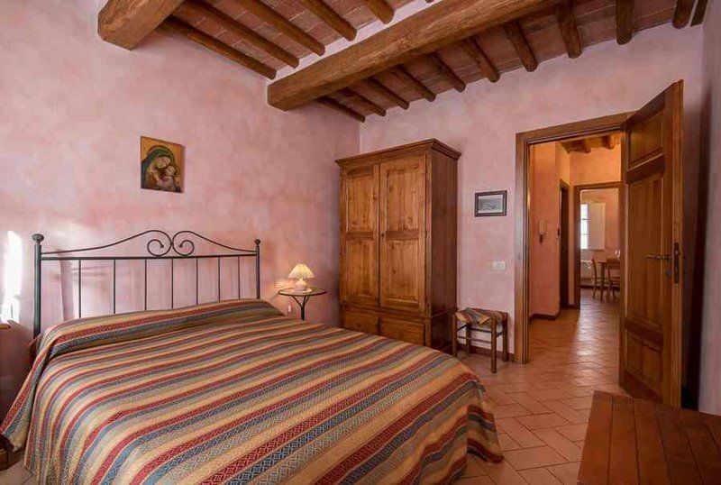 Zona notte con guardaroba in legno