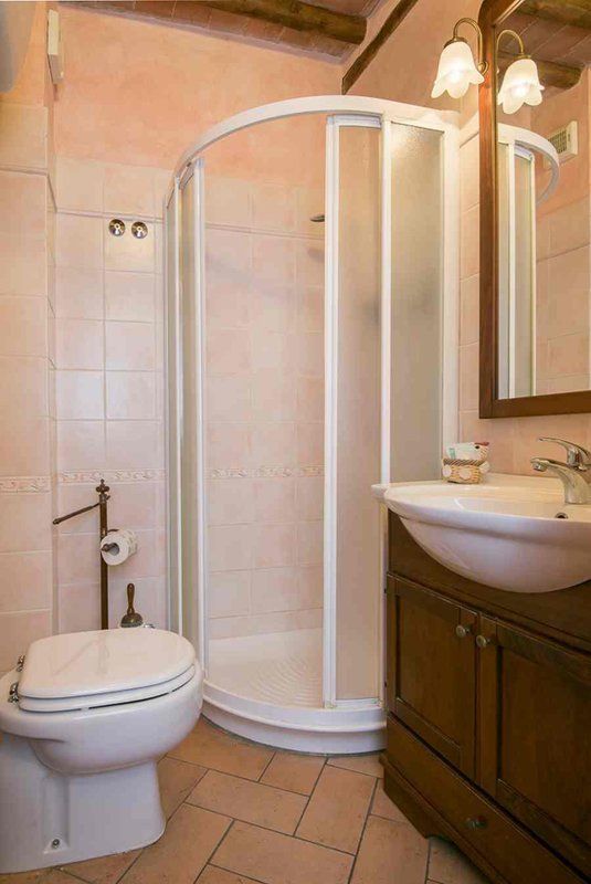 Bagno con doccia ad angolo