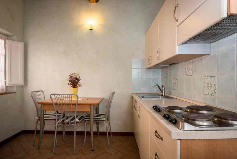 Zona cucina con finiture in legno