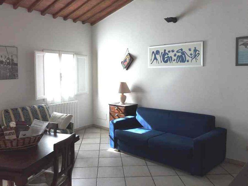 Zona giorno con divano letto blu