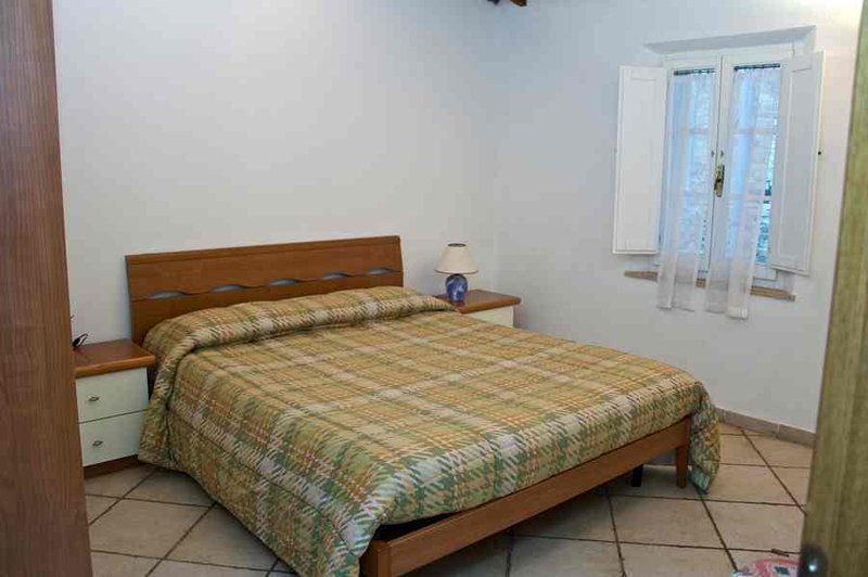 Letto matrimoniale con finiture in legno