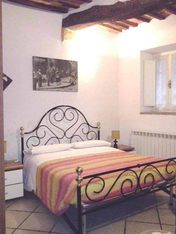 Letto matrimoniale con spalliera in ferro