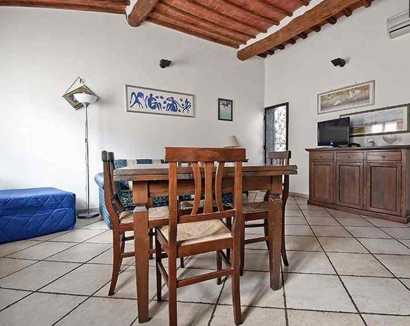 Tavolo in legno con sedie in un salotto