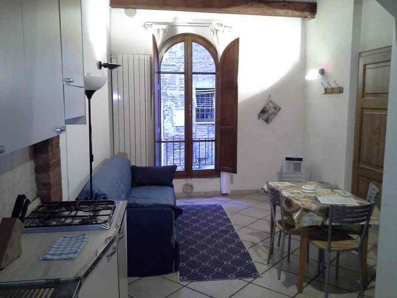 Zona giorno con cucina completa