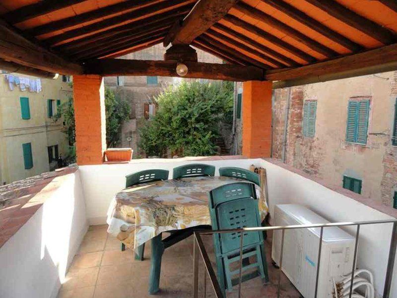 Balcone con gazebo e tavolo