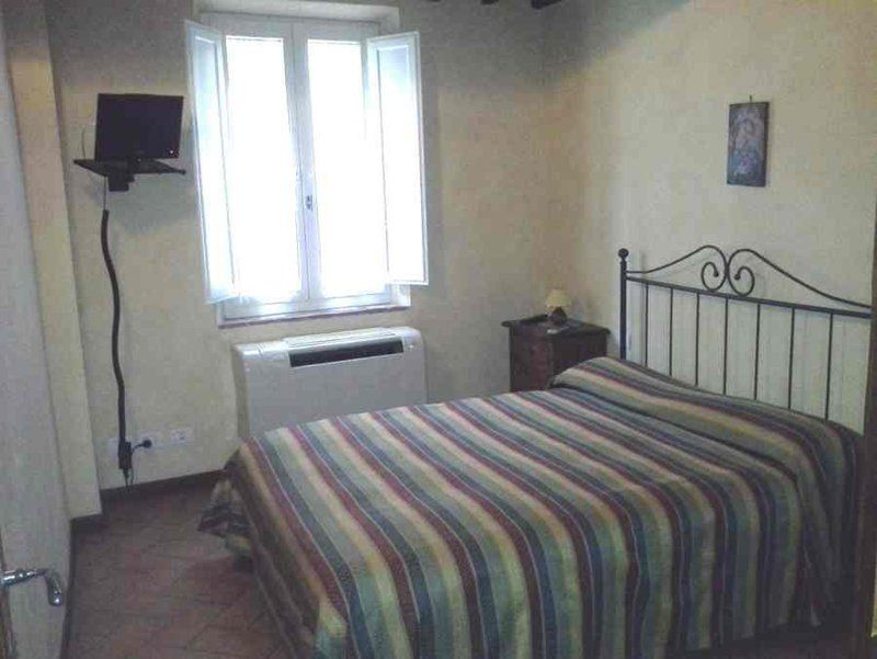 Letto a due piazze con spalliera in ferro