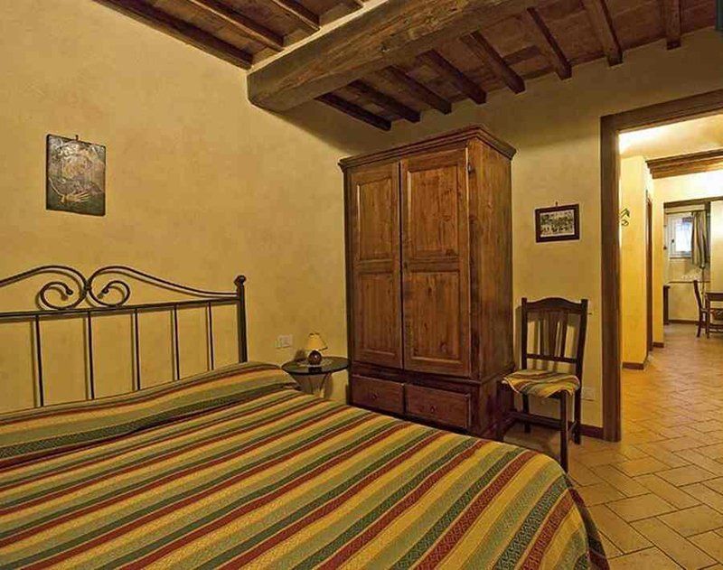 Guardaroba in legno in una stanza da letto