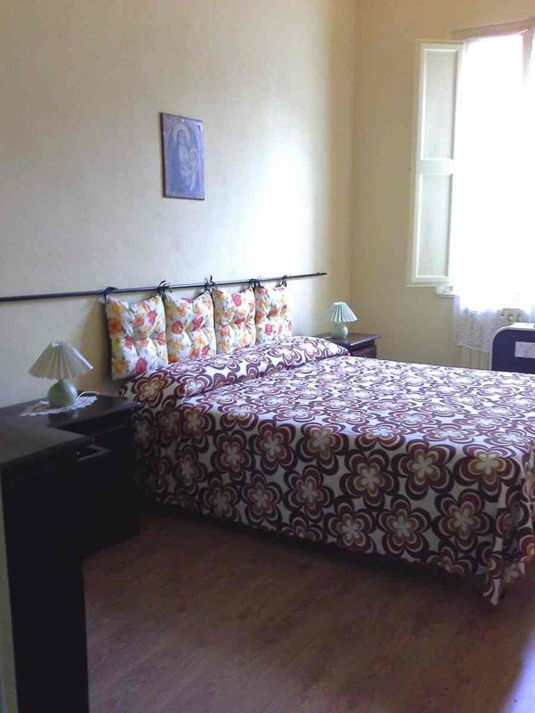 Dettaglio di un letto matrimoniale con decoro floreale