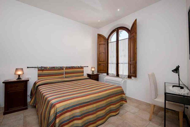 Stanza da letto matrimoniale con finestra in legno