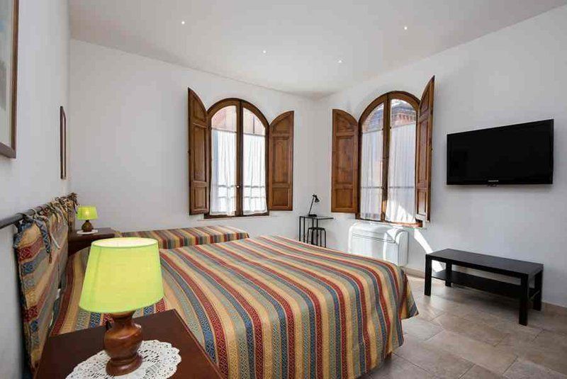 Zona notte con finestre in legno aperte