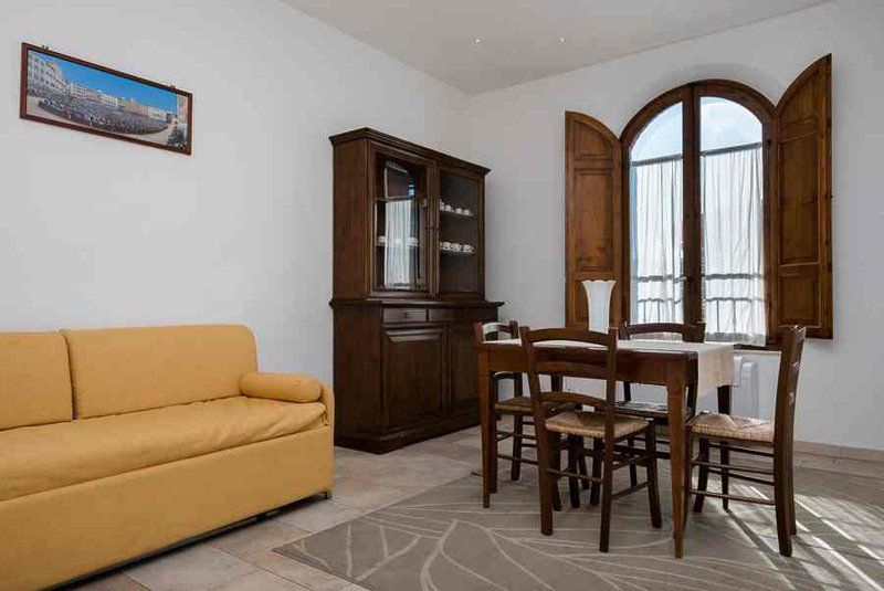 Salone da pranzo con tavolo e divano giallo