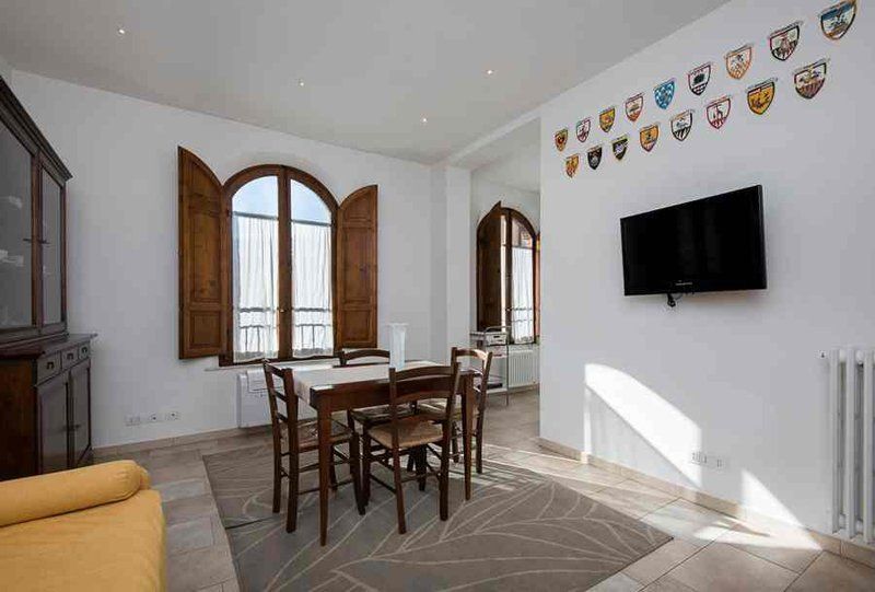 Tavolo da pranzo in legno davanti una finestra