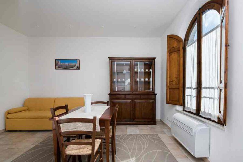Sala da pranzo di un appartamento con dettagli in legno