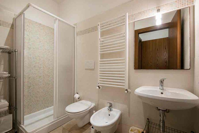 Bagno moderno con termosifone e doccia