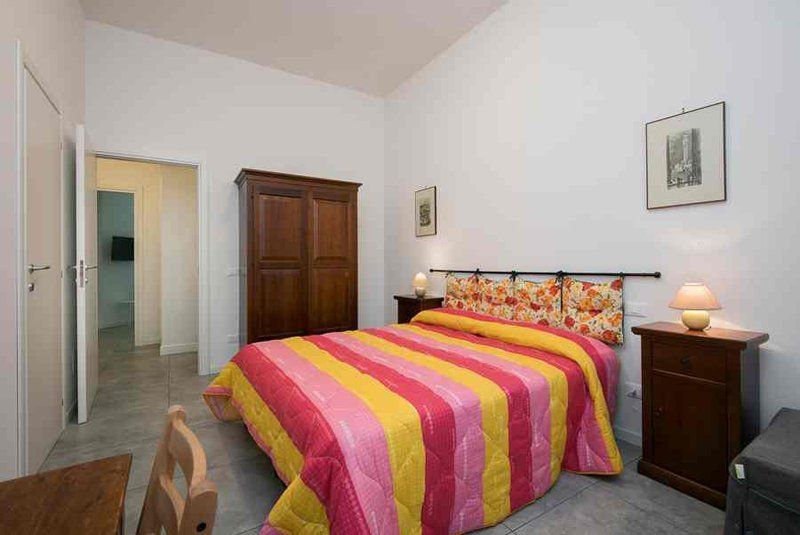 Letto a due piazze con biancheria da letto a righe