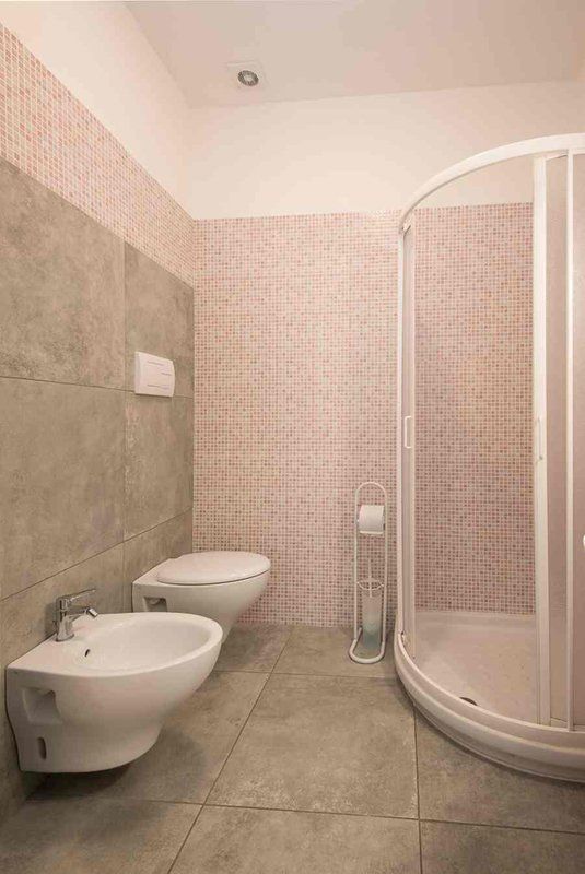Bagno moderno con doccia a muro