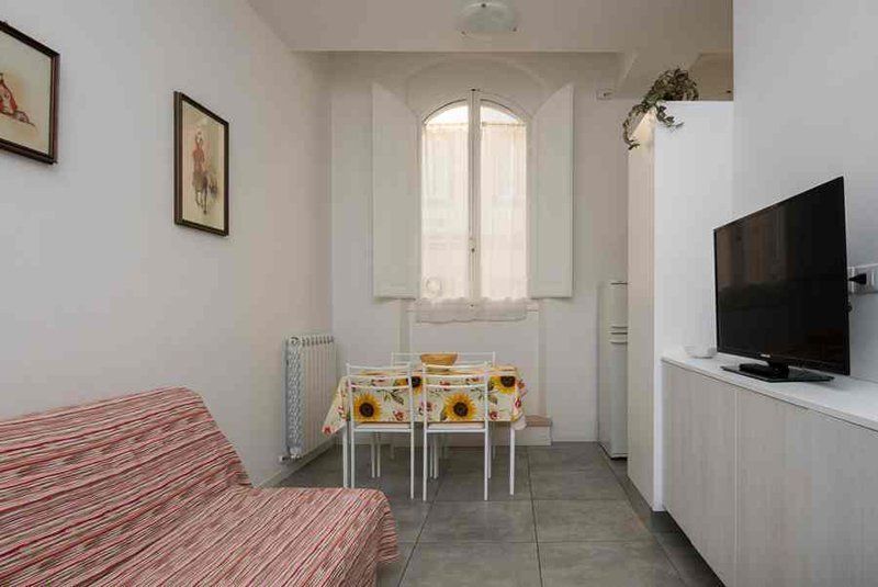 Tavolo con tovaglia con girasoli in una cucina