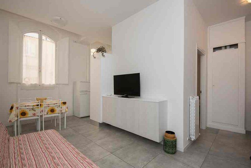 Zona giorno di un appartamento con televisore